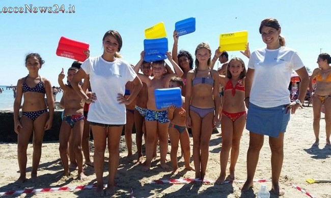 Il nostro mare è troppo bello per non salvarlo dalla plastica. Gli eco-informatori Monteco scendono in spiaggia